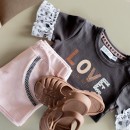 Βρεφική μπλούζα love γκρι σκούρο για κορίτσια Dirkje V42230-35 (9-18 μηνών)