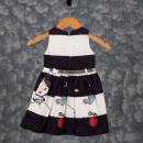 Παιδικό φόρεμα ριγέ με κοριτσάκια λευκό/μπλε (1-4 ετών)