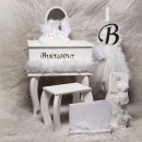 Σετ πακέτο Βάπτισης με μονόγραμμα & έπιπλο τουαλέτα Baby Bloom K23.06 λευκό για κοριτσια PRINTEMPS 2023 10τμχ