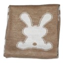Βρεφική πλεκτή κουβέρτα αγκαλιάς διπλής όψης με πατούσες και λαγουδάκι μπεζ-λευκό (96x74) 