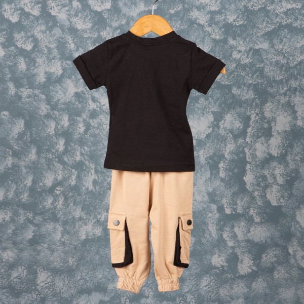 Βρεφικό σετ t-shirt με αλυσίδα και παντελόνι φόρμας μαύρο-μπεζ (6-24 μηνών)
