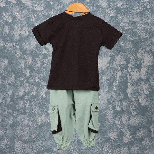 Βρεφικό σετ t-shirt με αλυσίδα και παντελόνι φόρμας μαύρο-πράσινο (6-24 μηνών)